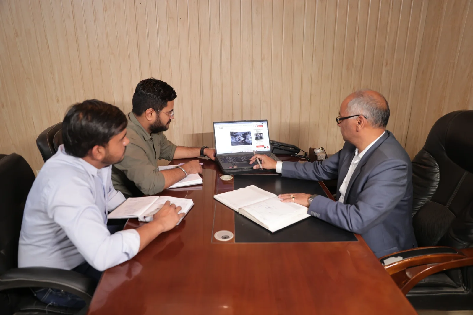 Engineering team reviewing a job together at Sakshi Tools